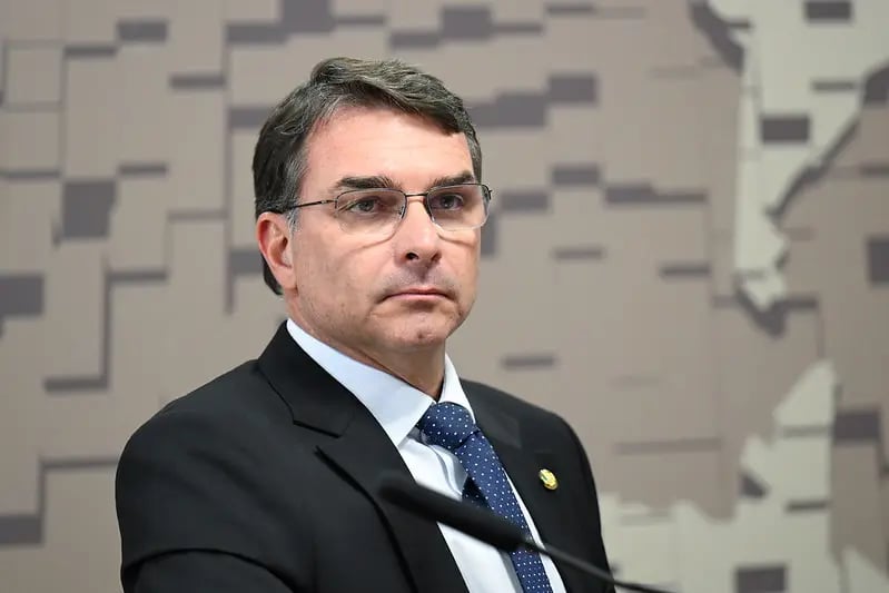 Escândalo Master: Áudios revelam que Flávio Bolsonaro negociou R$ 134 milhões com Daniel Vorcaro para filme biográfico de Jair